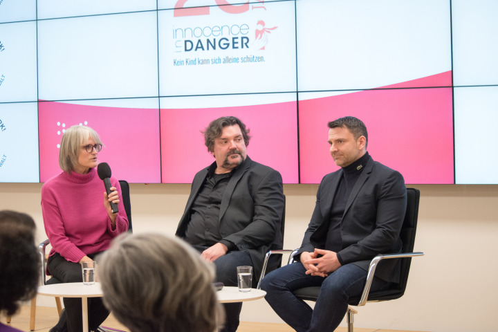 Gespräch zur Ausstellung mit (v. l. n. r.) Julia von Weiler, Vorstand Innocence in Danger e. V., Karl-Heinz Zmugg, Traumfachberater und Mitarbeiter von Innocence in Danger e. V. und Prof. Dr. Thomas-Gabriel Rüdiger, Leiter des Instituts für Cyberkriminologie an der Hochschule der Polizei des Landes Brandenburg.