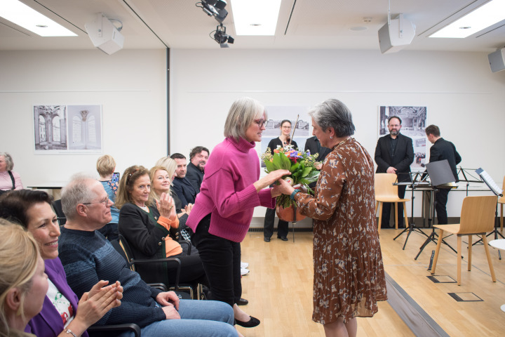Landtagsvizepräsidentin Barbara Richstein (r.) bedankt sich bei Julia von Weiler (l.)