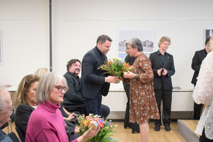 Landtagsvizepräsidentin Barbara Richstein (r.) bedankt sich bei Prof. Dr. Thomas-Gabriel Rüdiger (l.)