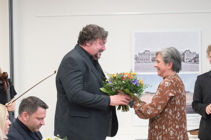 Landtagsvizepräsidentin Barbara Richstein (r.) bedankt sich bei Karl-Heinz Zmugg (l.)