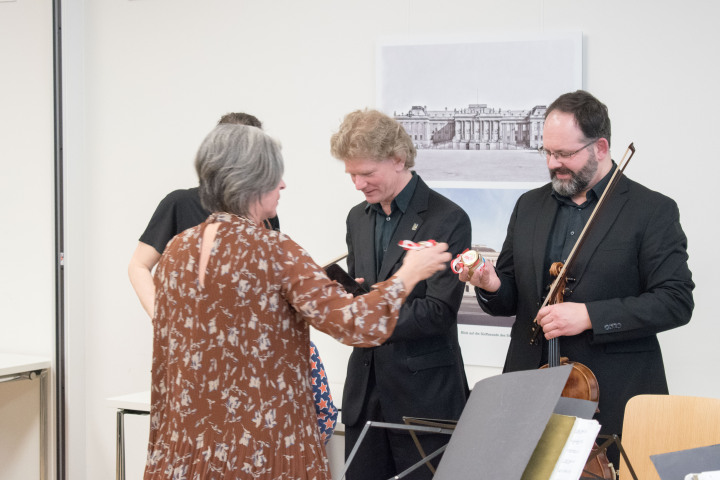 Landtagsvizepräsidentin Barbara Richstein (v.) bedankt sich beim Jupiter Quartett der Brandenburgischen Sommerkonzerte für die musikalische Umrahmung.