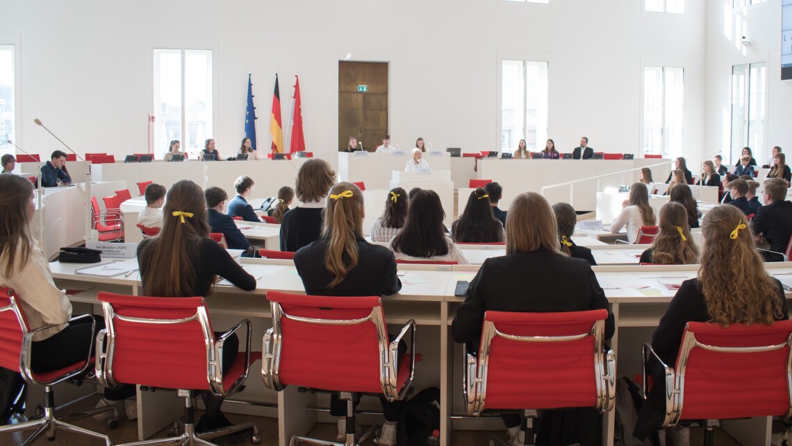 Blick in den Plenarsaal während der Begrüßung der Landtagspräsidentin Prof. Dr. Ulrike Liedtke