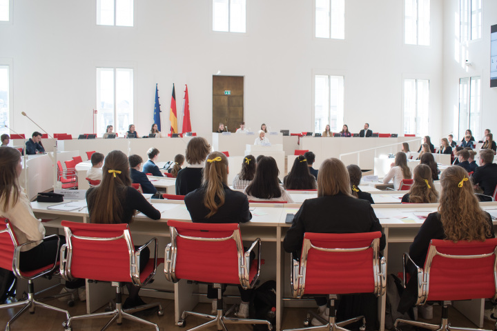 Blick in den Plenarsaal während der Begrüßung der Landtagspräsidentin Prof. Dr. Ulrike Liedke