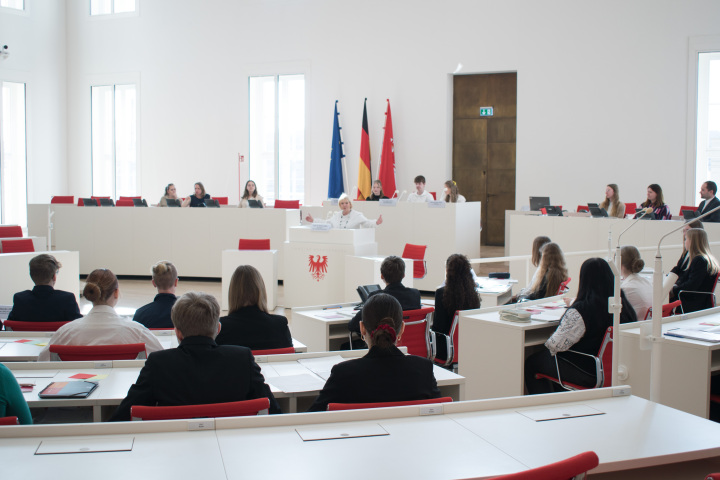 Blick in den Plenarsaal während der Begrüßung der Landtagspräsidentin Prof. Dr. Ulrike Liedke