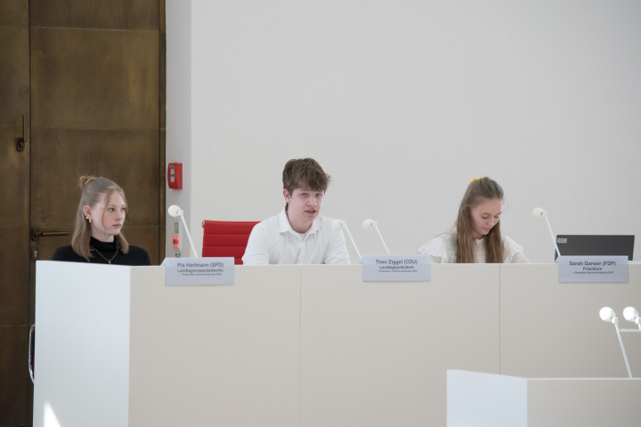 Blick ins Schülerpräsidium: (v. l. n. r.) Vizepräsidentin Pia Hartmann, Präsident Theo Ziggel und Präsidiumsmitglied Sarah Ganser