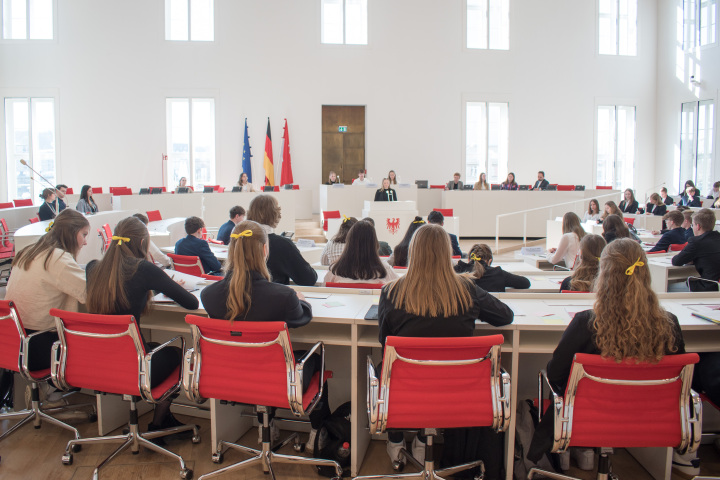 Blick in die Abgeordnetenreihen des Schülerparlaments