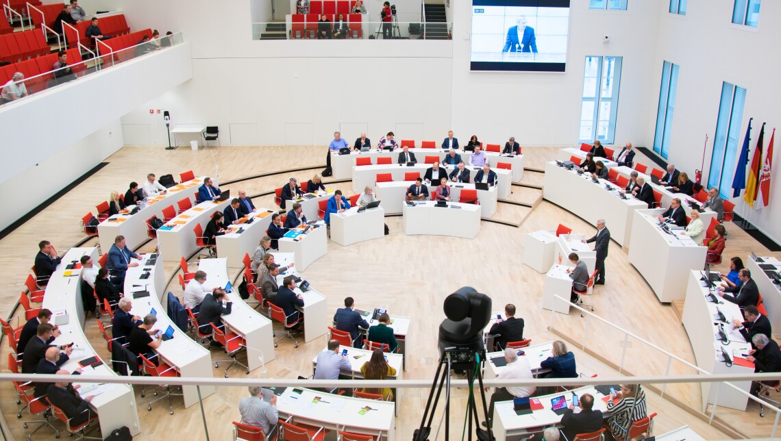 Blick in den Plenarsaal zu Beginn der Aktuellen Stunde auf Antrag der AfD-Fraktion in der 102. Sitzung des Landtages Brandenburg.