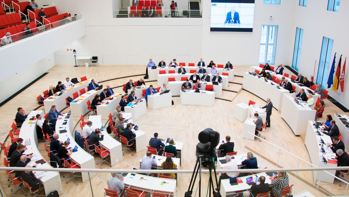 Blick in den Plenarsaal zu Beginn der Aktuellen Stunde auf Antrag der AfD-Fraktion in der 102. Sitzung des Landtages Brandenburg.