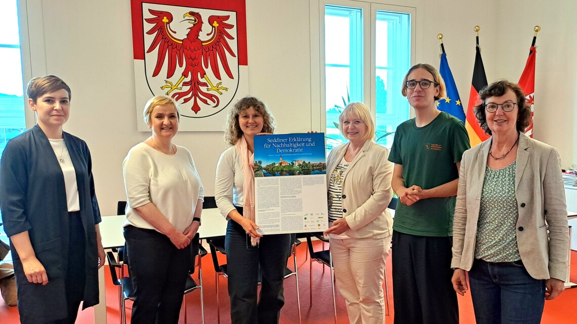 Landtagspräsidentin Prof. Dr. Ulrike Liedtke nimmt die Seddiner Erklärung von Vertreterinnen und Vertretern der Nachhaltigkeitsplattform Brandenburg entgegen.