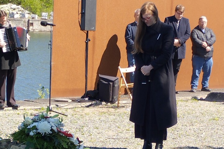 Die Vizepräsidentin des Landtages, Dr. Jouleen Gruhn, bei der Kranzniederlegung im ehemaligen KZ-Außenlager Klinkerwerk Oranienburg.
