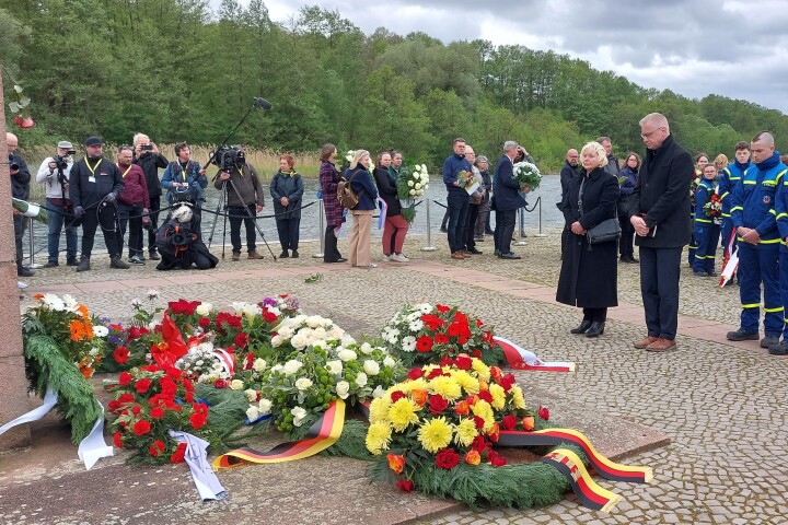 Zusammen mit dem Antisemitismusbeauftragten Brandenburgs, Andreas Büttner (r.), gedachte Landtagspräsidentin Prof. Dr. Ulrike Liedtke (l.) der Opfer im früheren Konzentrationslager Ravensbrück, in dem vor allem Frauen inhaftiert waren.
