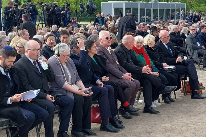 Gäste der Gedenkveranstaltung im ehemaligen KZ Sachsenhausen, darunter Landtagspräsidentin Prof. Dr. Ulrike Liedtke (2. v. r.) und Ministerpräsident Dr. Dietmar Woidke (r.)