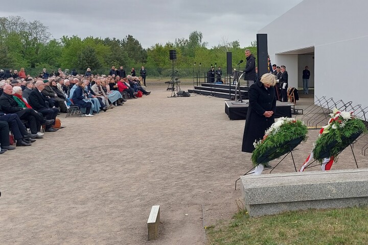 Landtagspräsidentin Prof. Dr. Ulrike Liedtke bei der Kranzniederlegung an der „Station Z“ in der Mahn- und Gedenkstätte Sachsenhausen.