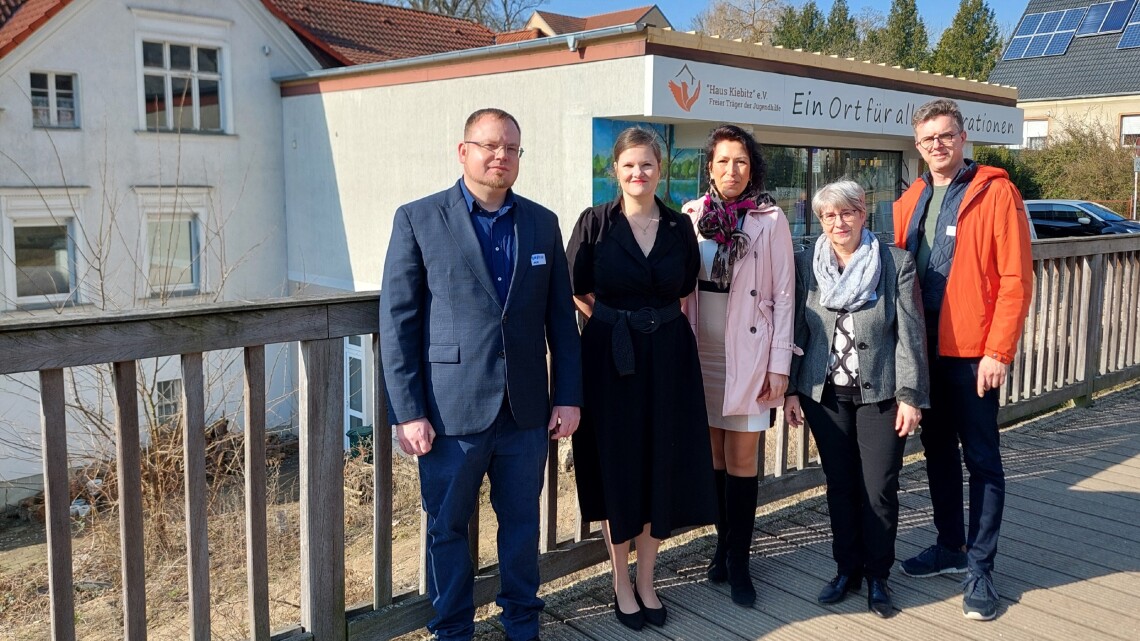 Mitglieder des Gesundheitsausschuss besuchen das Familienzentrum in Rüdersdorf. V. l. n. r.: Erik Pardeik (AfD-Fraktion), Ausschussvorsitzende Dr. Jouleen Gruhn (BSW-Fraktion), Kristy Augustin (CDU-Fraktion), Ellen Fährmann (CDU-Fraktion) und Andreas Kutsche (BSW-Fraktion)