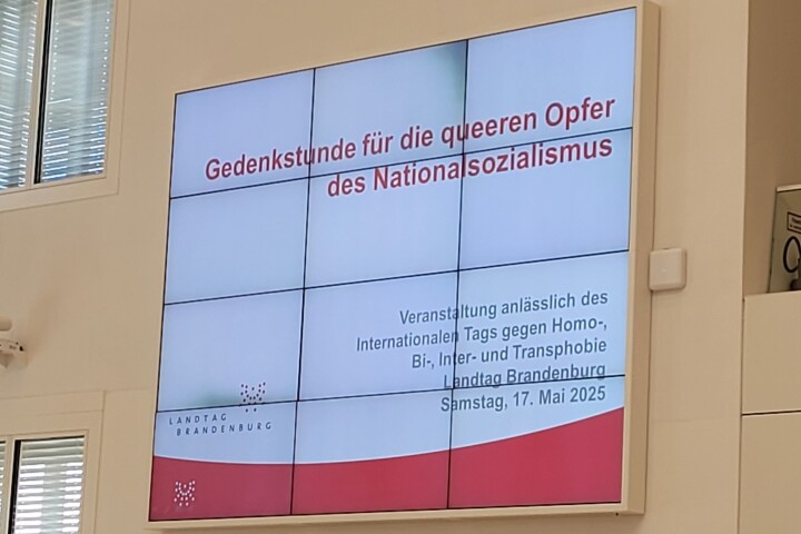 Impression der  Gedenkstunde des Landtages Brandenburg für die queeren Opfer des Nationalsozialismus