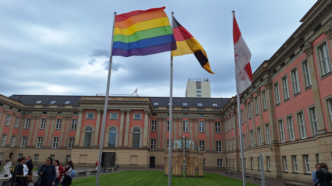 Hissung der Regenbogenflagge für Toleranz, Akzeptanz und Vielfalt zum Gedenken queerer NS-Opfer im Innenhof des Landtages Brandenburg.