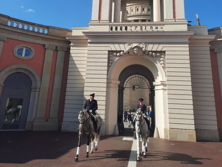 Reiter und Pferde des Landgestüts Neustadt (Dosse) im Innenhof des Landtages
