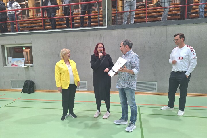 Landtagspräsidentin übergibt symbolischen Spendenscheck an den Verein LöwenKinder e. V. aus Frankfurt / Oder.