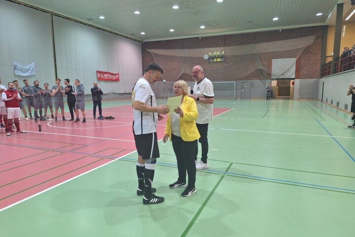Landtagspräsidentin übergibt Urkunde an den Sportverein SV Landtag Brandenburg 01
