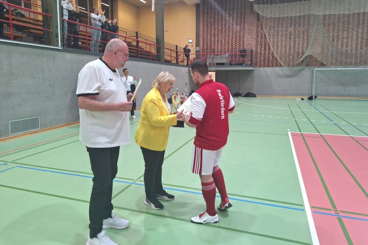 Landtagspräsidentin überreicht den Wanderpokal an das diesjährige Siegerteam (ILB)