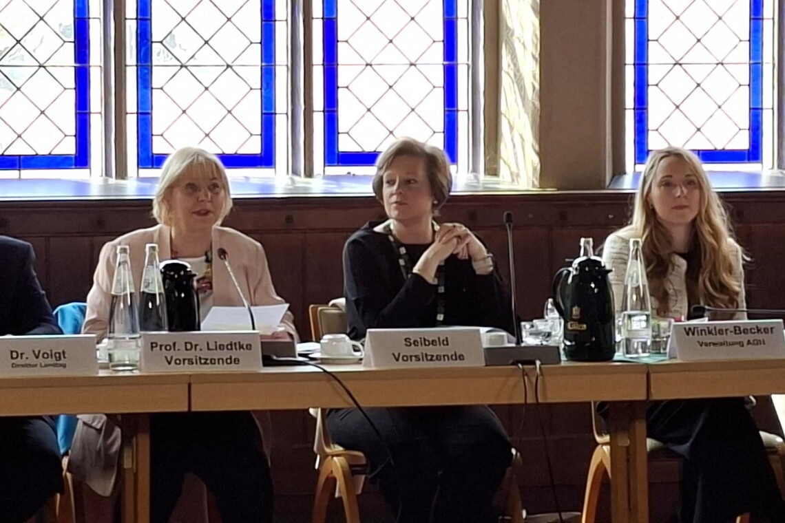 Landtagspräsidentin Prof. Dr. Ulrike Liedtke (l.) und die Präsidentin des Abgeordnetenhauses von Berlin, Cornelia Seibeld (m.), eröffnen die Sitzung der Parlamentarischen Konferenz.