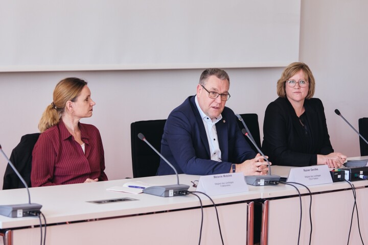 Gespräch mit Abgeordneten während des 1. Parlamentarischen Jugendforums, Melanie Matzies, fraktionlos (l.), Rainer Genilke von der CDU-Fraktion (m.) und Julia Sahi von der SPD-Fraktion (r.).