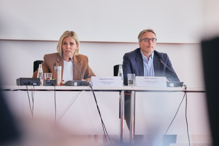 Gespräch mit Abgeordneten des Landtages, Katja Poschmann (l.) und Björn Lüttmann (r.) beide von der SPD-Fraktion.