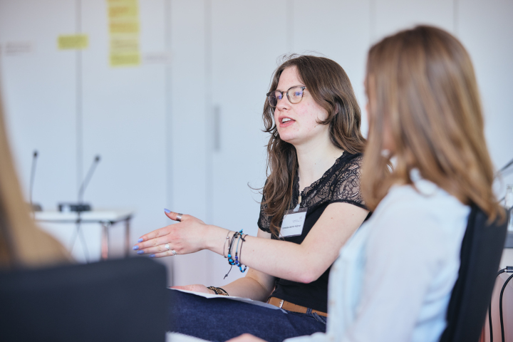 Teilnehmende diskutieren in ihren Workshopgruppen.