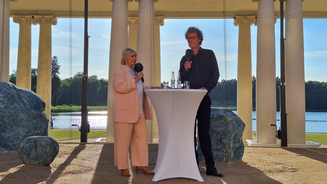 Landtagspräsidentin Prof. Dr. Ulrike Liedtke (l.) im Gespräch mit dem musikalischen Leiter Bernhard Forck (r.).