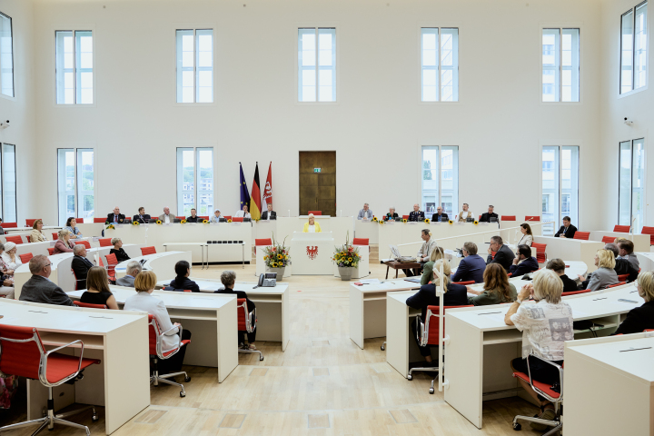 Blick in den Plenarsaal zu Beginn der Festveranstaltung