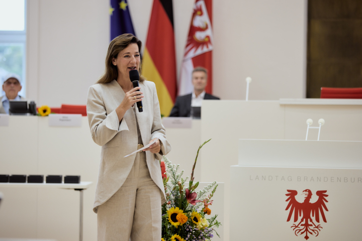 Begrüßung der Moderatorin Juliane Sönnichsen