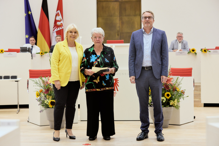 V. l. n. r.: Landtagspräsidentin Prof. Dr. Ulrike Liedtke, die Trägerin der Landtagsmedaille Friedrun Ferdinand und der Abgeordneten Björn Lüttman.