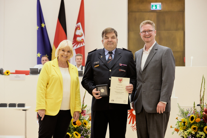 V. l. n. r.: Landtagspräsidentin Prof. Dr. Ulrike Liedtke, Träger der Landtagsmedaille Peter Schulz und der Abgeordnete Sebastian Rüter.