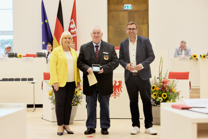 V. l. n. r.: Landtagspräsidentin Prof. Dr. Ulrike Liedtke, Träger der Landtagsmedaille Eckehard Seidel und der Abgeordnete Erik Stohn.