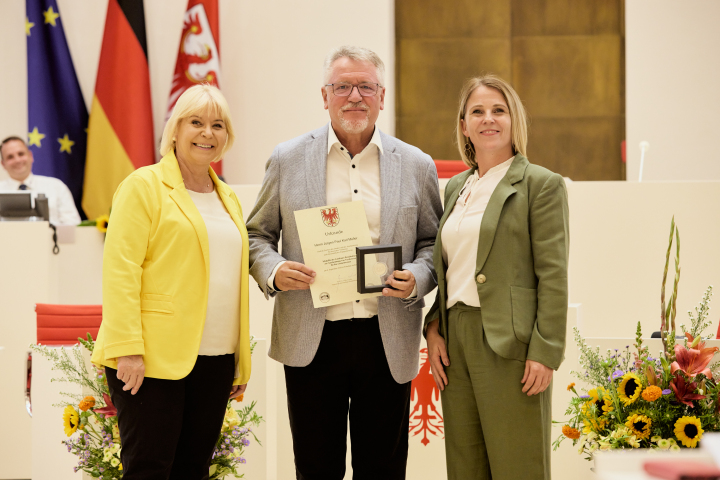 V. l. n. r.: Landtagspräsidentin Prof. Dr. Ulrike Liedtke, Träger der Landtagsmedaille Jürgen Müller und die Abgeordnete Katja Poschmann.