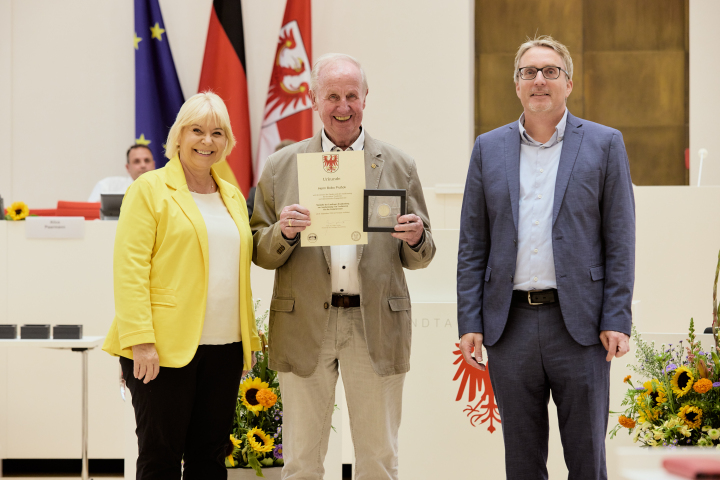 V. l. n. r.: Landtagspräsidentin Prof. Dr. Ulrike Liedtke, Träger der Landtagsmedaille Boko Prußok und der Abgeordnete Björn Lüttmann.
