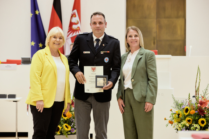 V. l. n. r.: Landtagspräsidentin Prof. Dr. Ulrike Liedtke, Träger der Landtagsmedaille Ronny Leßmann und die Abgeordnete Katja Poschmann.