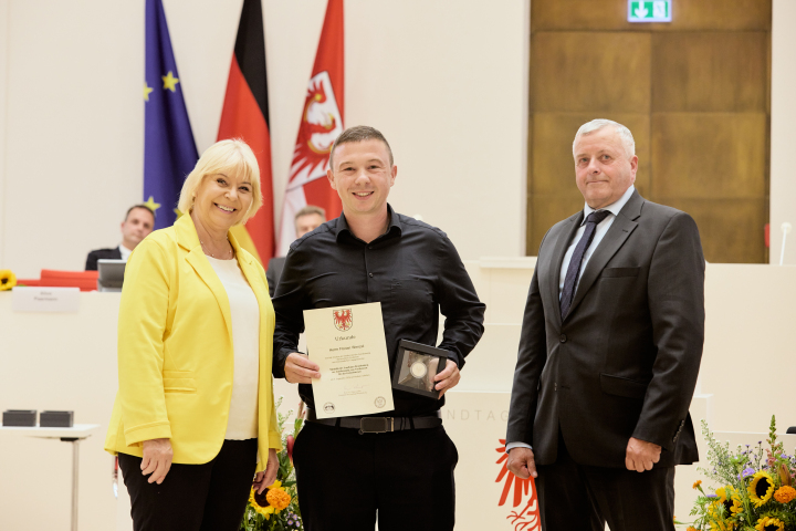 V. l. n. r.: Landtagspräsidentin Prof. Dr. Ulrike Liedtke, Träger der Landtagsmedaille Florian Wenzel und der Abgeordnete Michael Hanko.