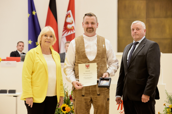 V. l. n. r.: Landtagspräsidentin Prof. Dr. Ulrike Liedtke, Träger der Landtagsmedaille Thomas Kochal und der Abgeordnete Michael Hanko.