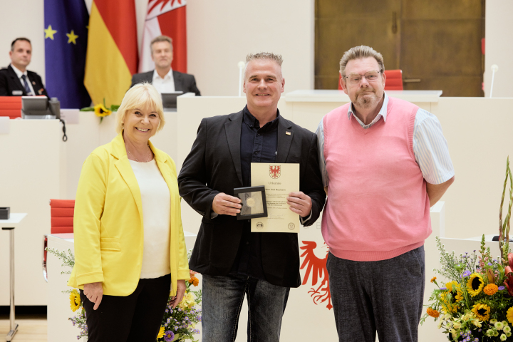 V. l. n. r.: Landtagspräsidentin Prof. Dr. Ulrike Liedtke, Träger der Landtagsmedaille Axel Neumann und der Abgeordnete Lars Hünich.