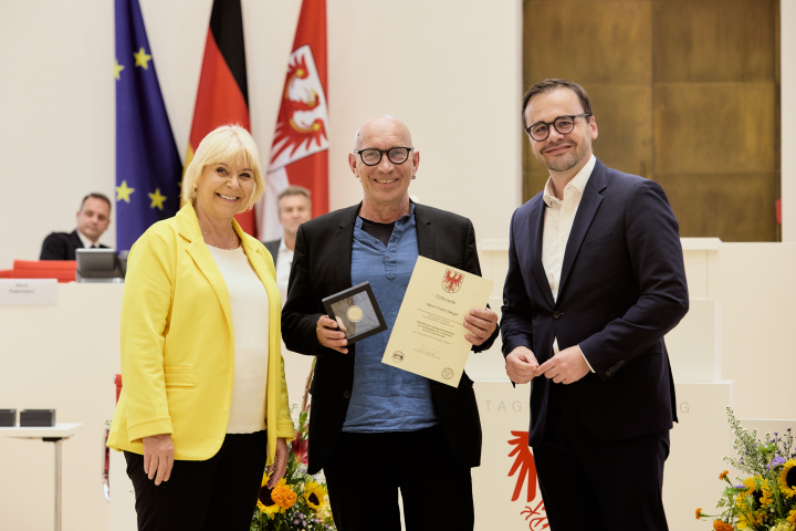 V. l. n. r.: Landtagspräsidentin Prof. Dr. Ulrike Liedtke, Träger der Landtagsmedaille Frank Weigel und der Innenminister und Abgeordnete Dr. Jan Redmann.
