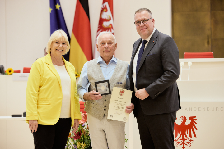 V. l. n. r.: Landtagspräsidentin Prof. Dr. Ulrike Liedtke, Träger der Landtagsmedaille Frank-Roland Noack und der Landtagsvizepräsident und Abgeordnete Rainer Genilke.