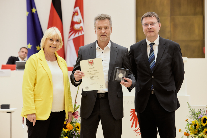 V. l. n. r.: Landtagspräsidentin Prof. Dr. Ulrike Liedtke, Träger der Landtagsmedaille Frank Herrmann und der Abgeordnete Sven Hornauf.