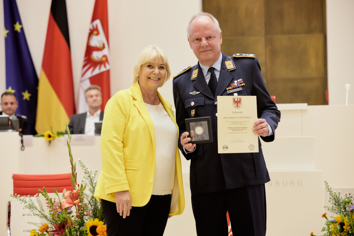Landtagspräsidentin Prof. Dr. Ulrike Liedtke (l.) und der Träger der Landtagsmedaille Oberst a. D. Olaf Detlefsen (r.)