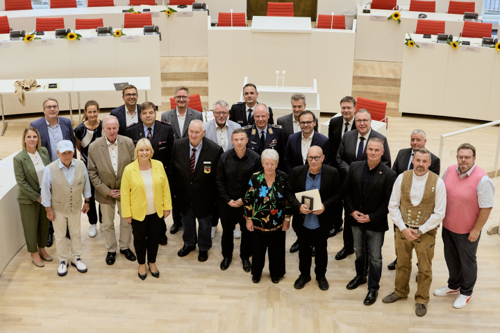 Gruppenbild der Landtagsabgeordneten mit der Trägerin und den Trägern der Landtagsmedaille.