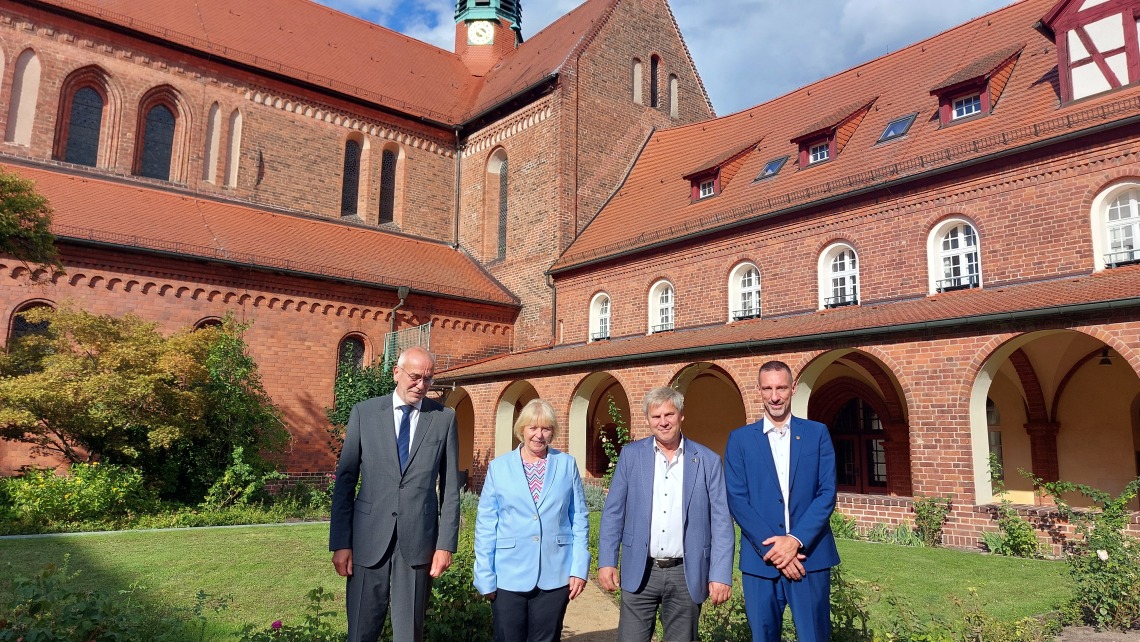 Präsidentin besucht das Diakonissenhaus Teltow (v. l. n. r. Matthias Blume, Vorstand Diakonissenhaus Teltow; Landtagspräsidentin Prof. Dr. Ulrike Liedtke; Uwe Brückner, Bürgermeister Kloster Lehnin; Dr. Steven Koch, 1. Beigeordneter Landkreis Potsdam-Mittelmark)