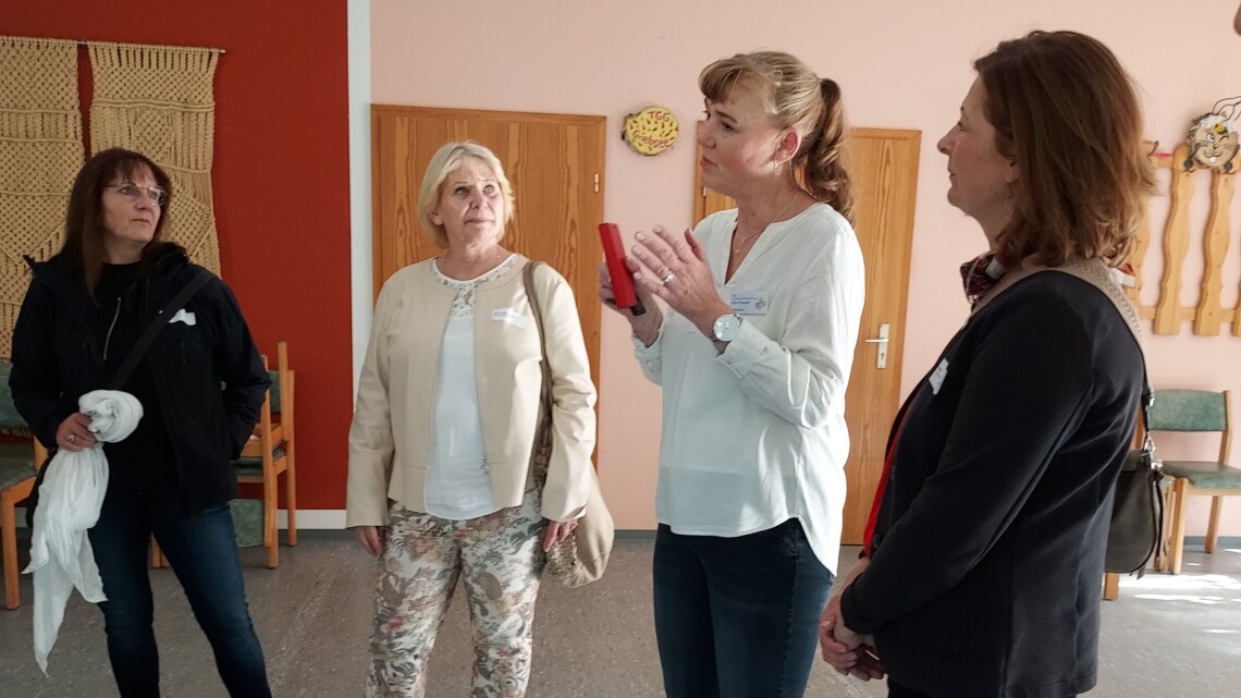 Landtagspräsidentin Prof. Dr. Ulrike Liedtke im Gespräch bei der Paritätischen Sommertour 2026.