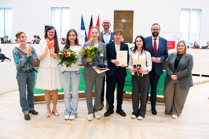 Gruppenfoto mit den Finalisten der Finaldebatte der Altersgruppe II