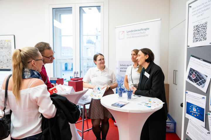 Die Landesdatenschutzbeauftragte Dagmar Hartge (r.) im Gespräch mit Besuchern.