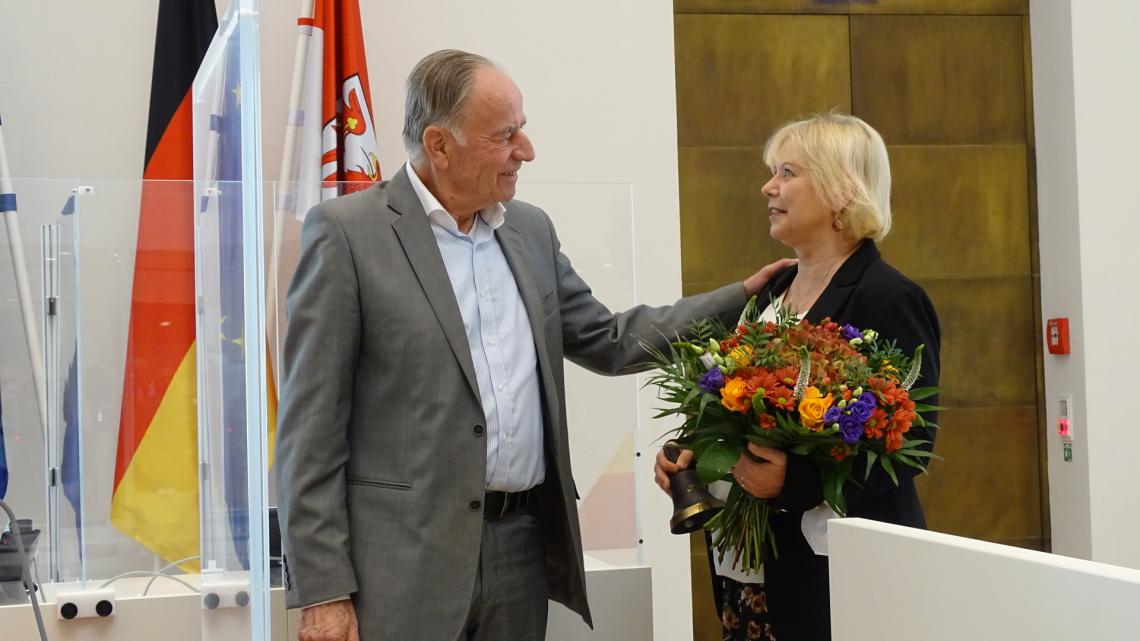 Der bisherige Landesvorsitzende des Volkbundes Kriegsgräberfürsorge Gunter Fritsch (l.) gratulierte Landtagspräsidentin Prof. Dr. Ulrike Liedtke (r.) zur Wahl zur Landesvorsitzenden des Volkbundes Kriegsgräberfürsorge.